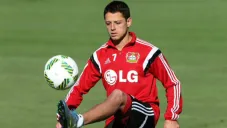 Chicharito domina el balón, durante entrenamiento