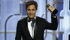 García al recibir su premio como Mejor Actor de Serie de Comedia