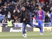 Roberto Carlos realiza el saque de honor ante Levante