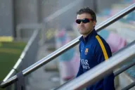 Luis Enrique observa un entrenamiento del Barcelona