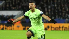 El Kun se queja durante un encuentro con el City