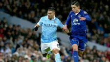 Kun Agüero compite por el balón en juego contra Everton