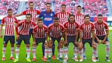 Los jugadores de Chivas previo al partido de la Jornada 1