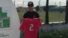 Medina sostiene la playera del Real Madrid