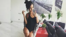 Fátima Heredia posa para la foto frente al espejo