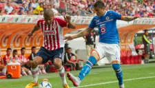 Salcido y Domínguez disputan el esférico