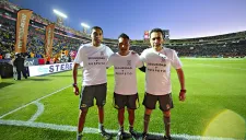 Los árbitros portando la playera en el duelo de Tigres-Monarcas