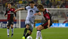 Oribe conduce el balón en duelo con América