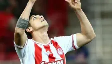Pulido festeja su gol con Olympiacos