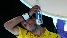 Djokovic se esconde del calor en Melbourne
