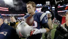 Brady se lleva el balón al vestidor tras el juego contra los Jefes
