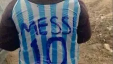 Niño con la bolsa de plástico y el nombre y número de Messi