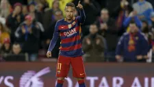 Neymar hace una seña durante juego del Barcelona