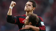 Chicharito festeja un gol con el Leverkusen