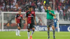 José Alfredo Peñaloza muestra una amonestación