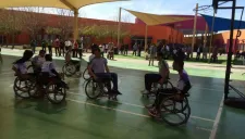 Jugadores de Santos disputan un partido de basquetbol en silla de ruedas