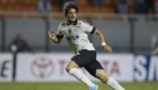 Alexandre Pato en un duelo con el Corinthians