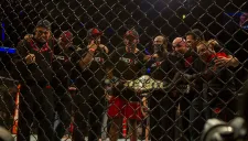 Werdum presume el título que le ganó a Caín Velásquez