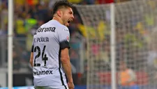 Oribe Peralta durante un duelo con América