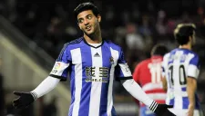 Carlos Vela disputa un balón en partido de la Real Sociedad