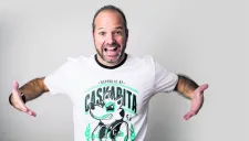 Luis García posa con uno de sus modelos