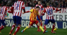 Messi controla el balón entre varios jugadores del Atlético
