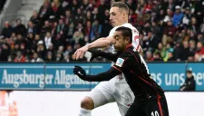 Marco Fabián pelea un balón frente al Augsburgo