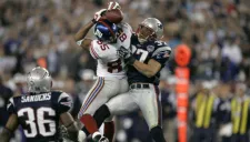 David Tyree sujeta el ovoide con el casco