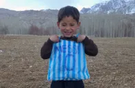 Murtaza presume su bolsa de plástico con el nombre y número de Leo