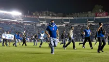 Aficionados de Cruz Azul invaden la cancha tras eliminación celeste