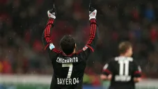 Chicharito festeja un gol con el Bayer Leverkusen