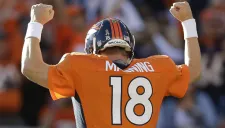 Peyton Manning festeja en el emparrillado