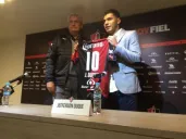 Duque sostiene su nueva playera