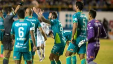 Jugadores de Atlético San Luis reclaman una marcación