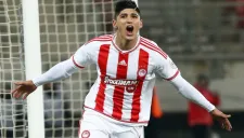 Pulido en partido con el Olympiacos