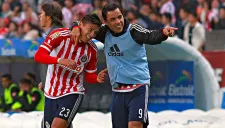 Zaldívar festeja con Omar Bravo tras anotar su gol
