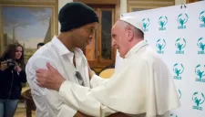Ronaldinho junto al Papa Francisco