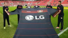 Jugadores del Leverkusen presentan la nueva playera