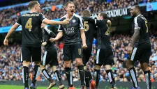 Jugadores del Leicester celebran el gol de Huth