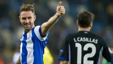 Miguel Layún festeja un gol con el Porto