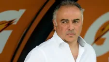 Memo Vázquez, pensativo en el banquillo de Pumas