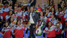 Chris Martin durante el concierto del SB