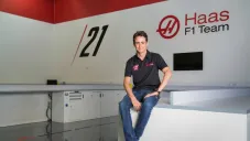 Esteban Gutiérrez posa con la playera de su nuevo equipo