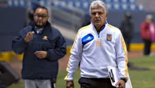Ricardo Ferretti en camino al banquillo de Tigres