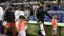 Néstor Araujo porta banderín de México