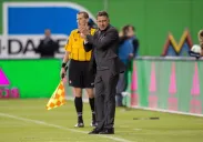 Osorio observa el partido junto al abanderado