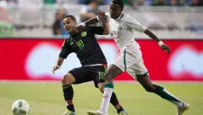 Luis Montes buscando el balón en el partido del Tri contra Senegal