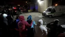 Ambulancia sale del penal de Topo Chico