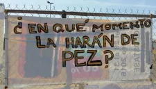 Una de las mantas que se colocaron afuera del estadio