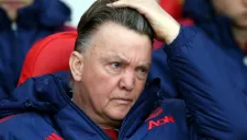Louis van Gaal, lamentando la derrota del United